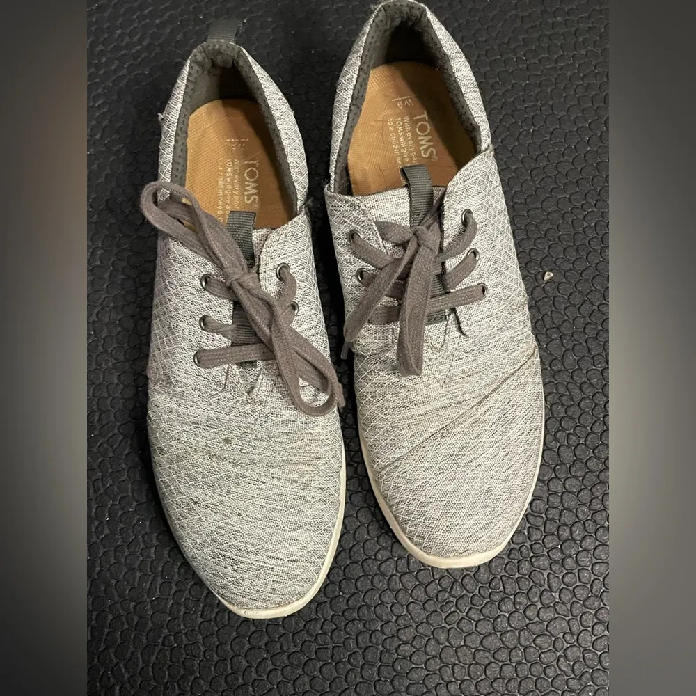 Toms Sneakers Size 9 in‎ Women’s Gray & White in Color Del Ray - Image 4