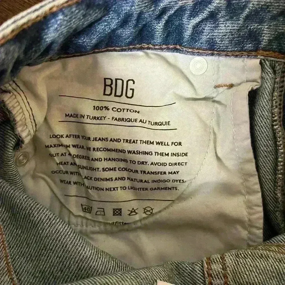 BDG Urban Outfitters Mom Jeans High-Waist Fitted  Light Wash Blue Size 27 - Image 7