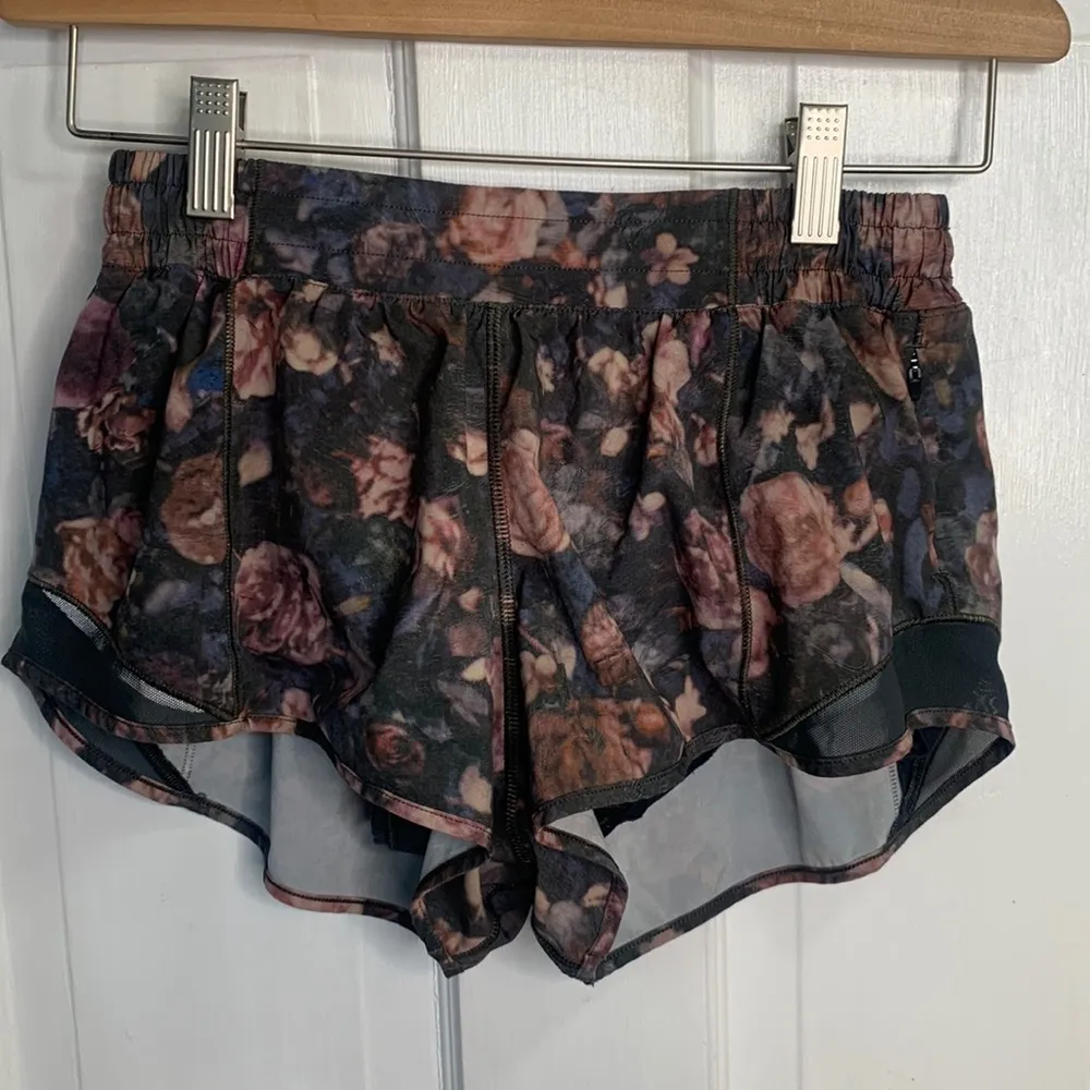 Lululemon Hotty Hot Short II 2.5" Frosted Rose Multi / Melanite W-560 Sz 6 - Image 7