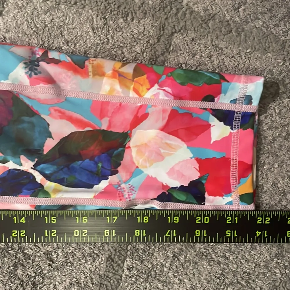 Zyia active dual zipper pocket light n tight Hi-rise floral capri legging - Image 7