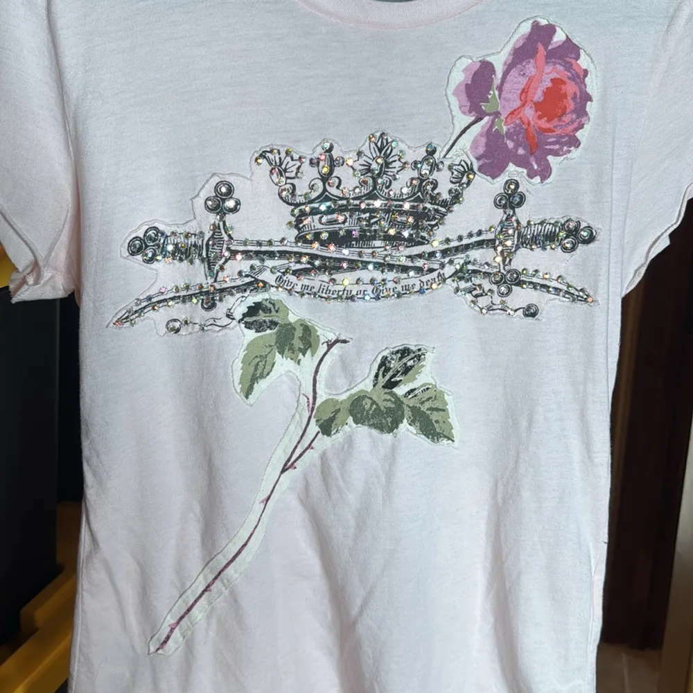 NWT Johnny Was For Love and Liberty Crown and Dagger Tee Light Pink Size Medium - Image 3