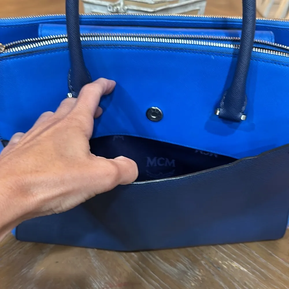 MCM Epi leather large tote bag with cross body strap - Image 13