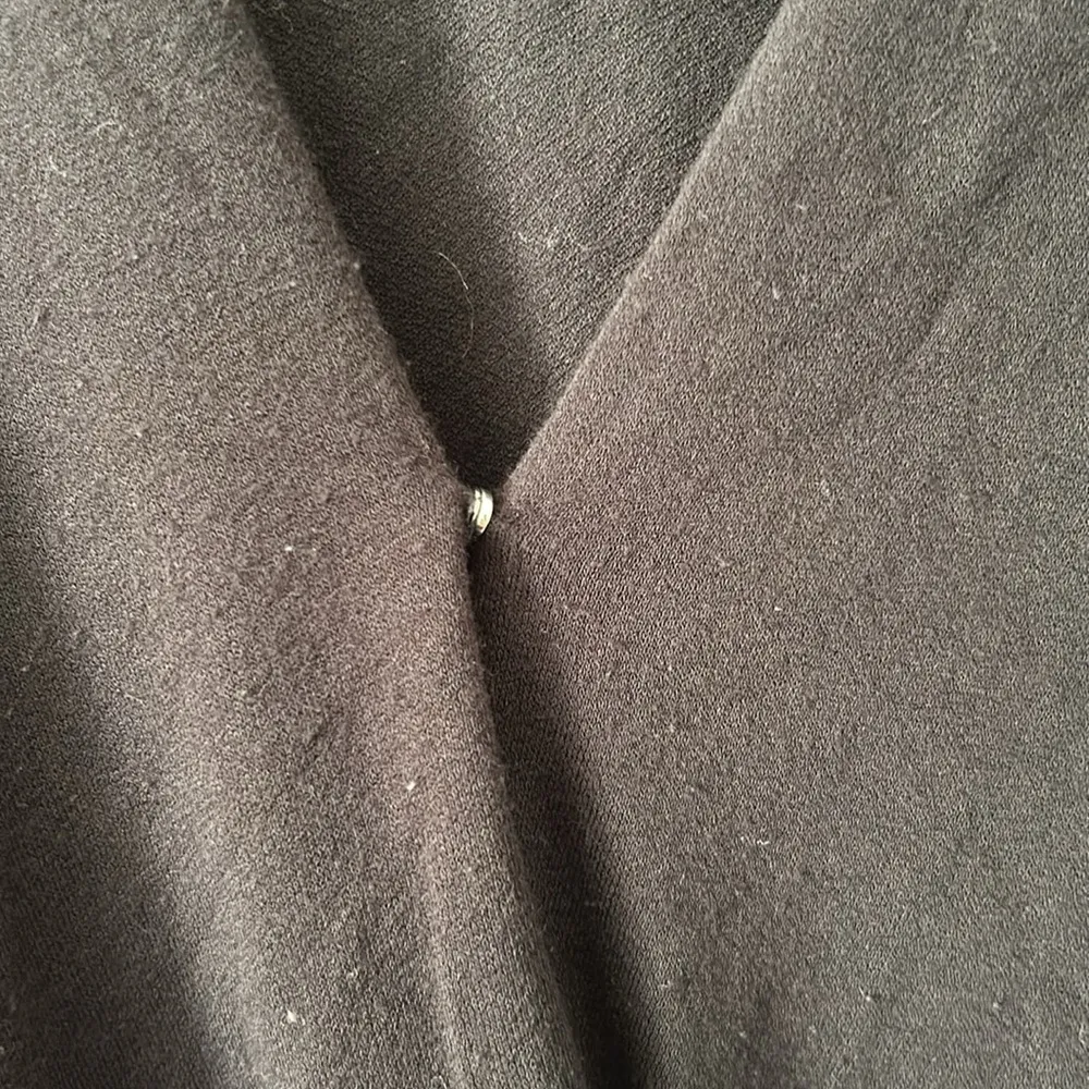 Black wrapped elastic v - Image 3