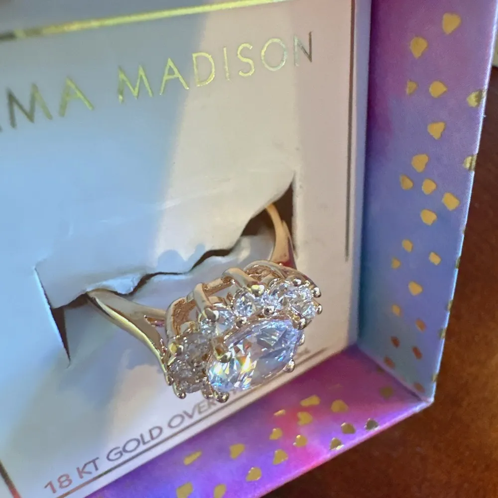 Emma Madison 18kt gold over sterling silver crystal diamonds Flower Ring Sz 8 - Image 3