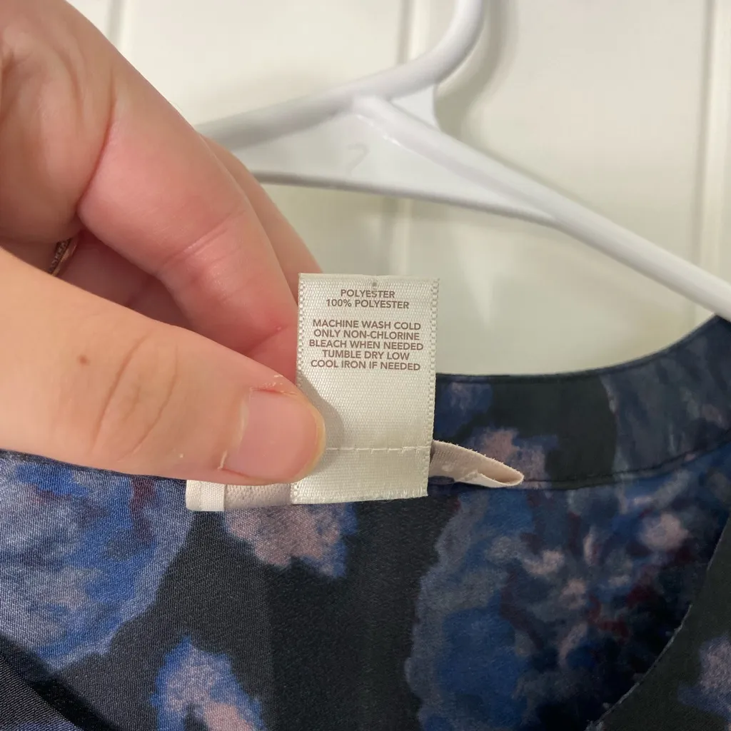 NWOT LOFT women’s dark blue purple smooth button floral sleeveless blouse top‎ S - Image 4