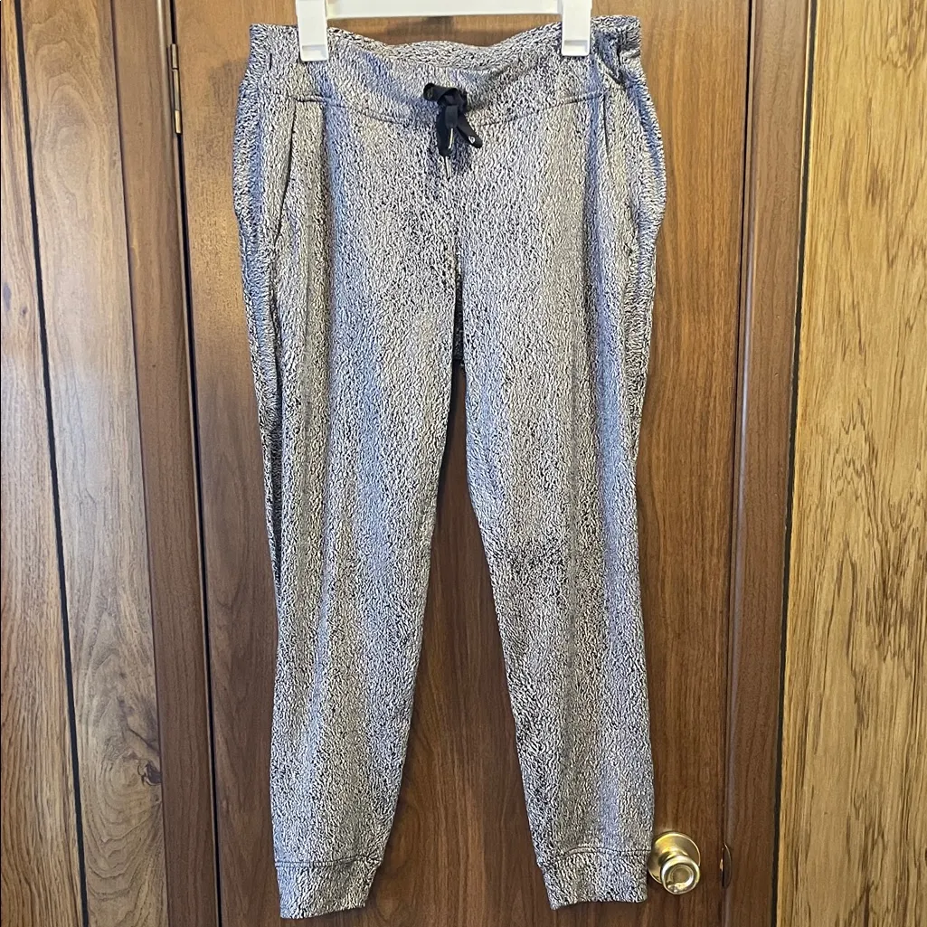 Lululemon Athletica Black and White Textured Fabric - Image 7