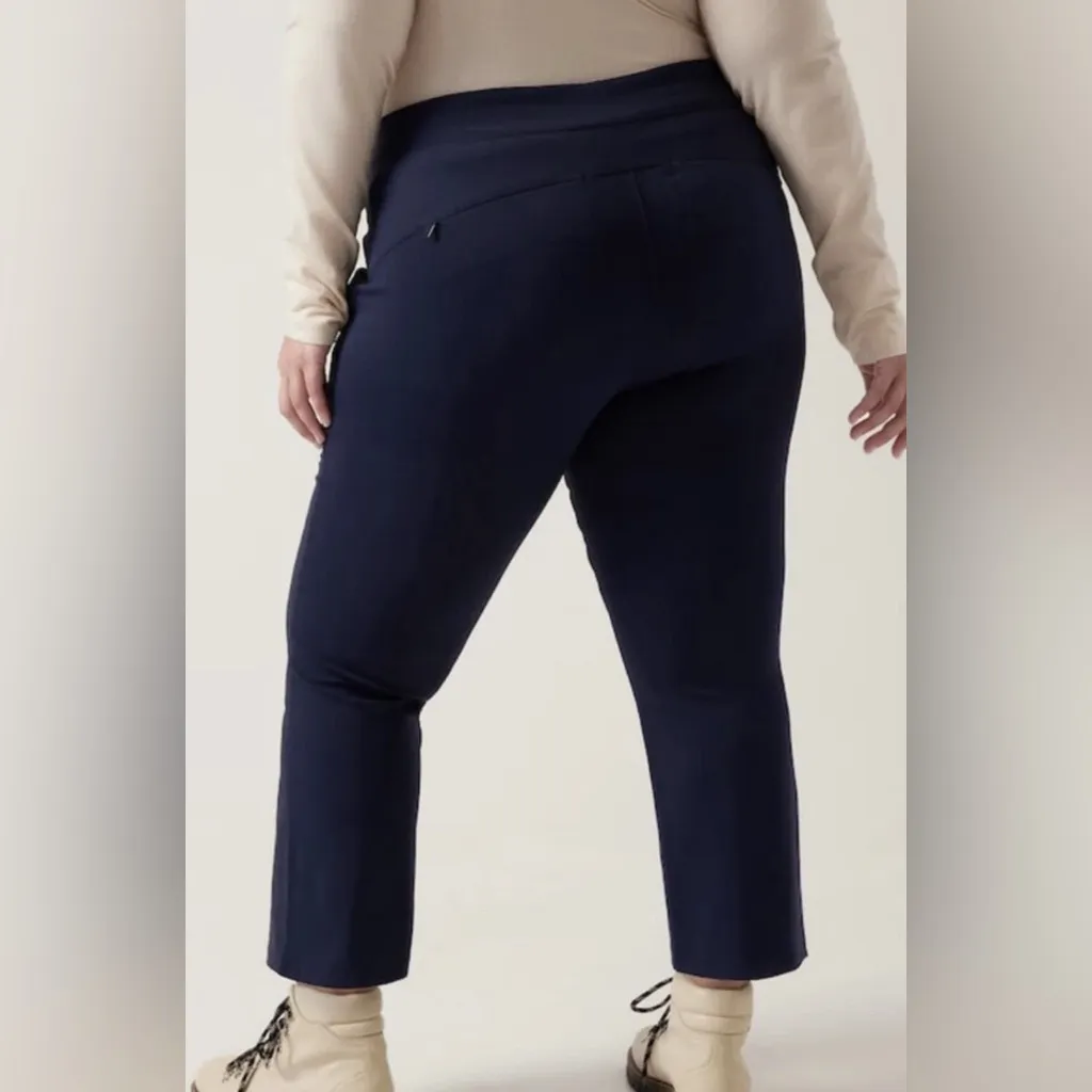 NWT Athleta Headlands Hybrid High Rise navy pull on Pant Size 12 T - Image 6
