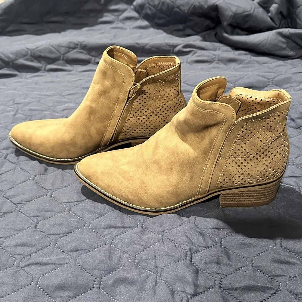 madden Women’s shoes ankle Boots heels beige tan zip up size 6.5 suede - Image 13