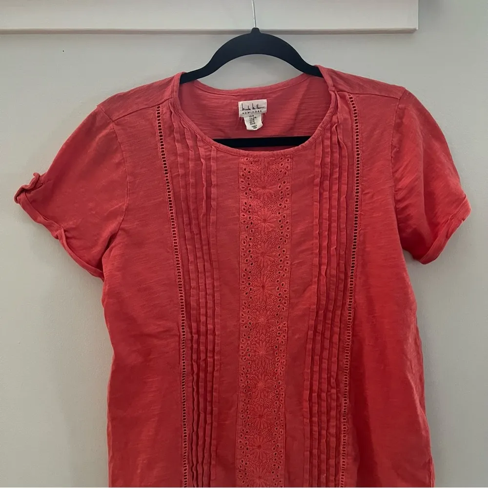 Nicole Miller Cotton Embroidered Short Sleeve Top. Size Medium - Image 2