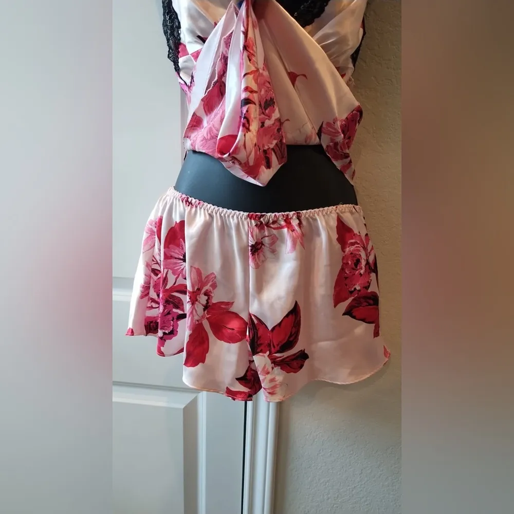 LILAC + LONDON Women's Sleepwear Size M Floral Satin Set ,Shiny Liquid Set Size M - Image 4