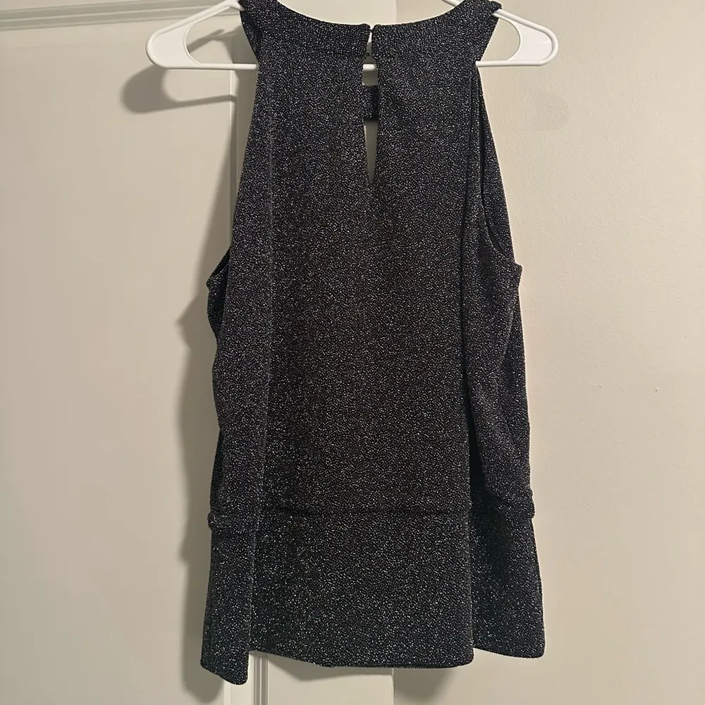 Gorgeous White House black market top size large never worn - Image 2