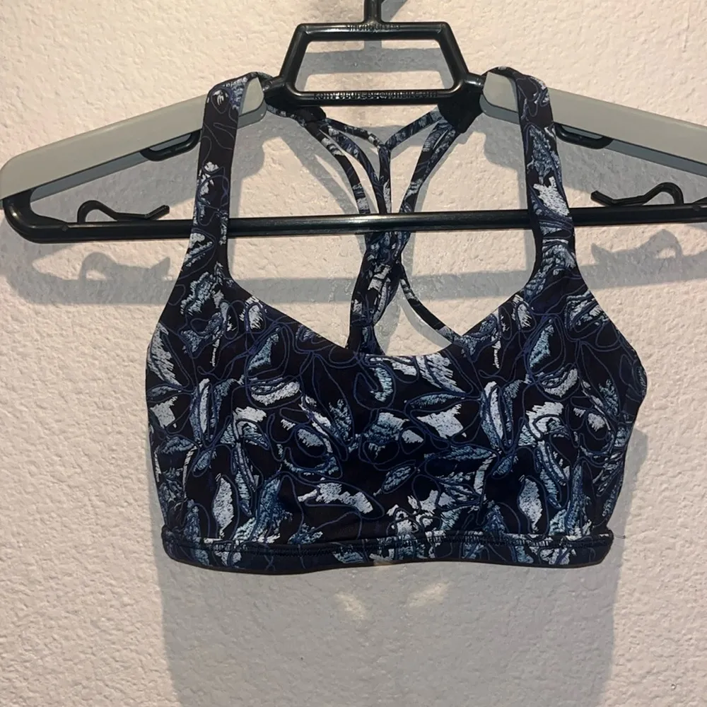 Lululemon Women’s Strappy Back Sports Bra Sports Top Size 2 - Image 2