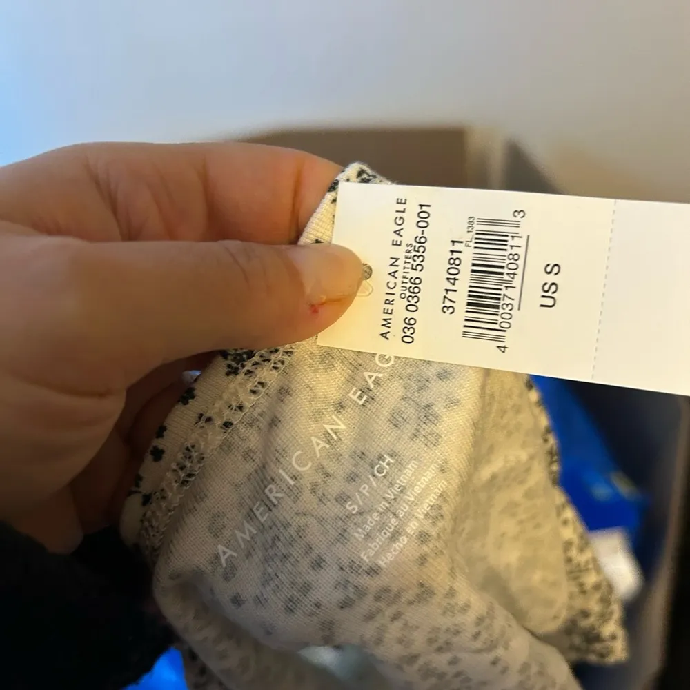 NWT American Eagle Ditsy Floral Cropped Tank - Image 3