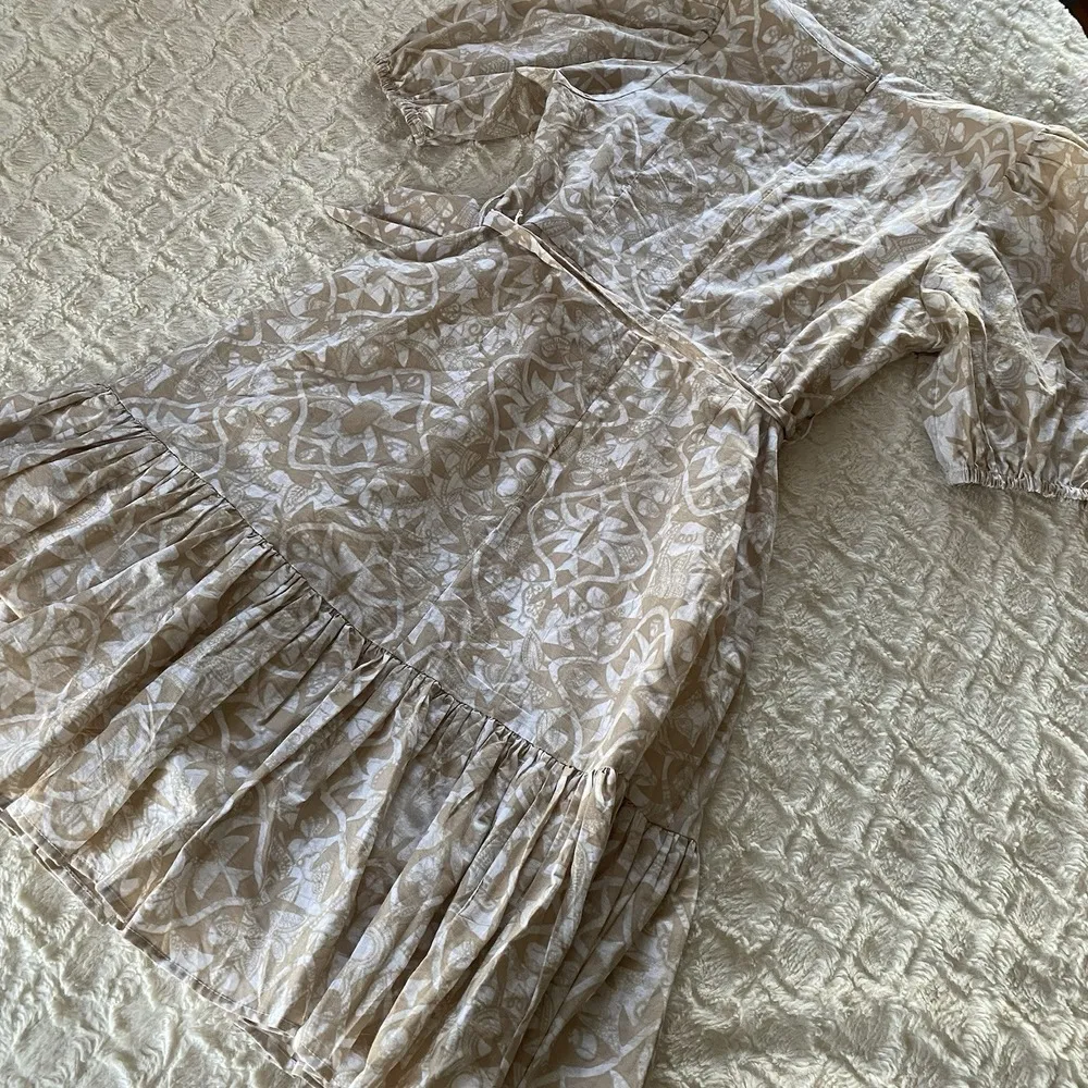 Calvin Klein Tan White Floral Fit And Flare Cotton Dress With Belt Size 6 Vneck - Image 5