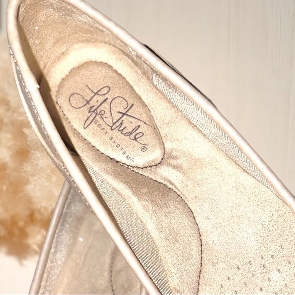 Life stride cream colored slip on comfy shoes! Cute design new - Image 4