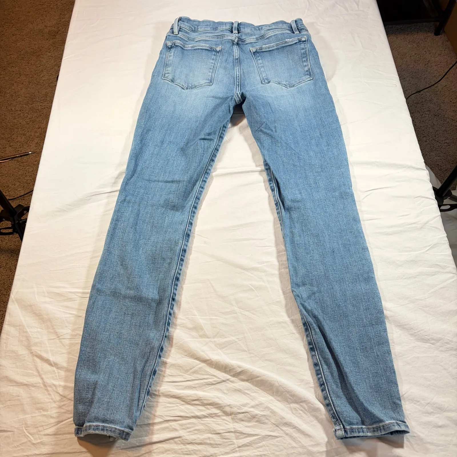 Frame Le High Skinny Jeans med light wash.  Size 28. distressed cuffs. luxury - Image 3