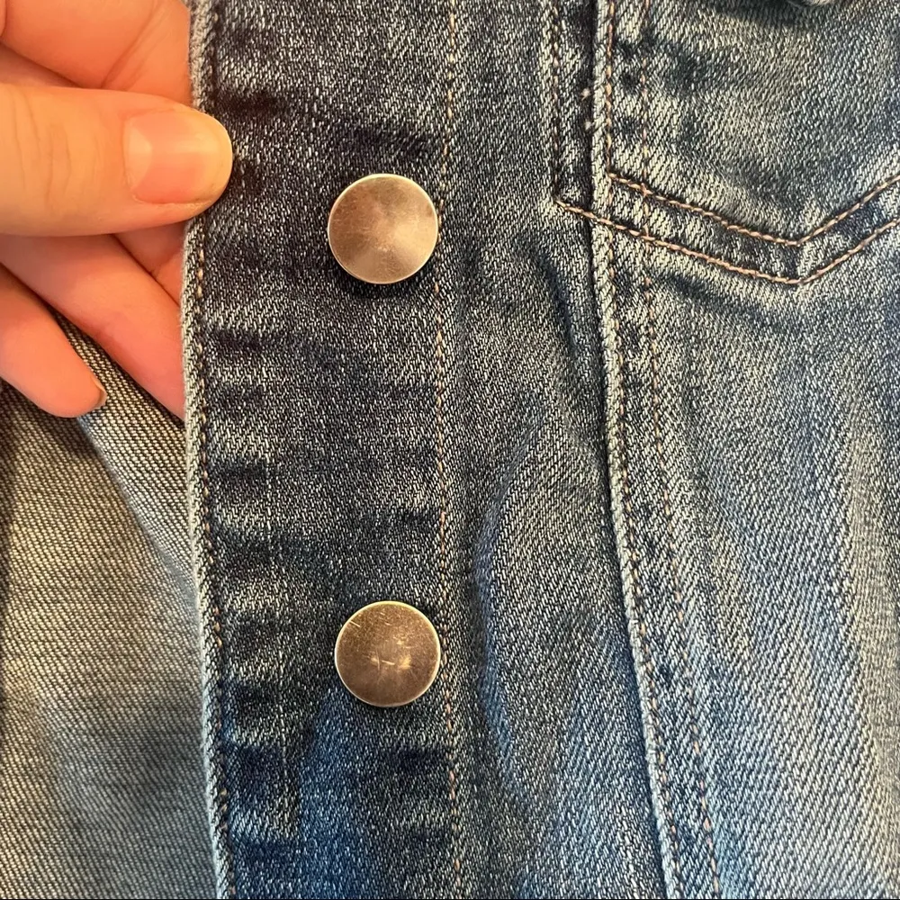 FOREVER 21  Medium Wash Distressed Denim Jacket Size Small - Image 10