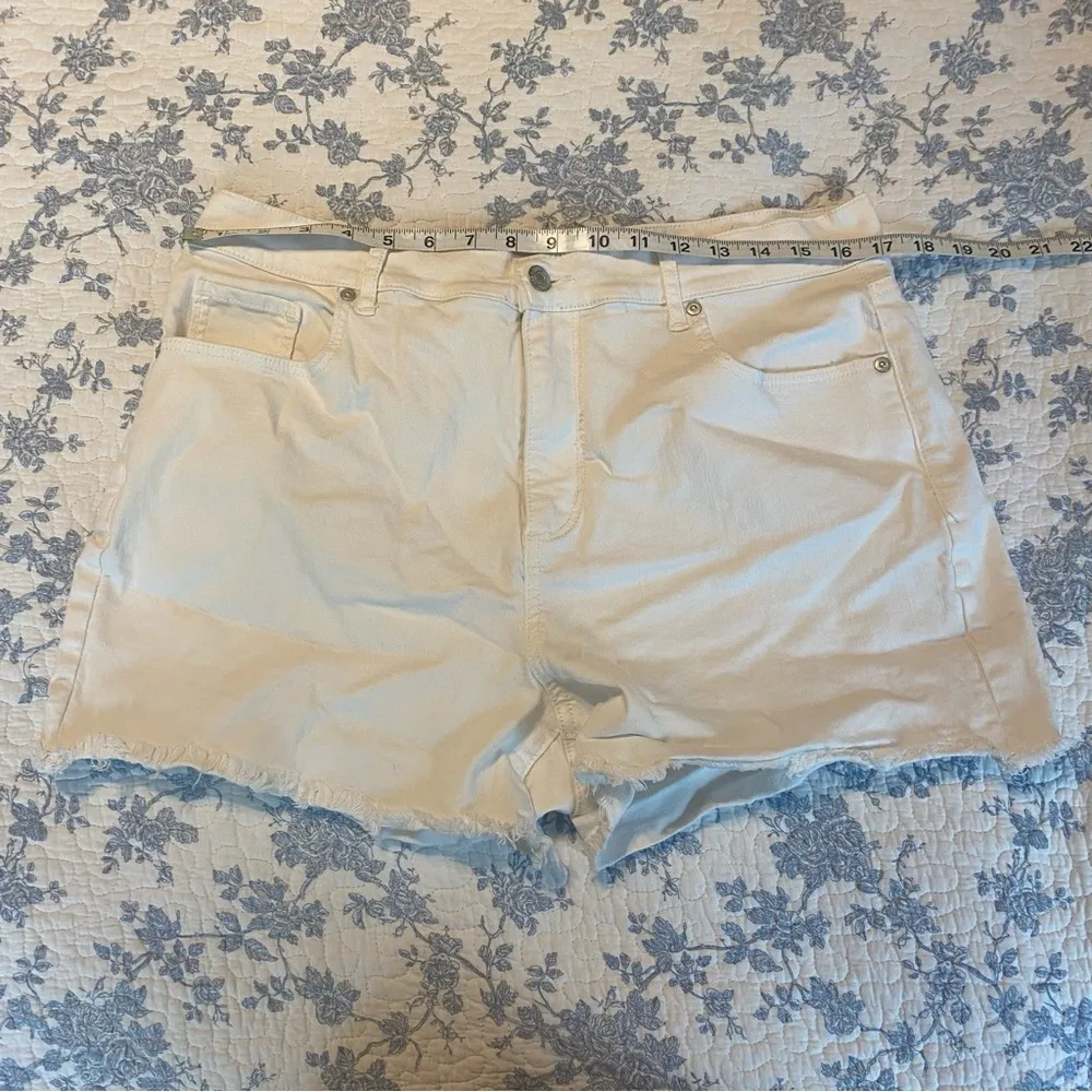 LOFT White Raw Hem High-Waisted Jean Shorts Size 14 - Image 5