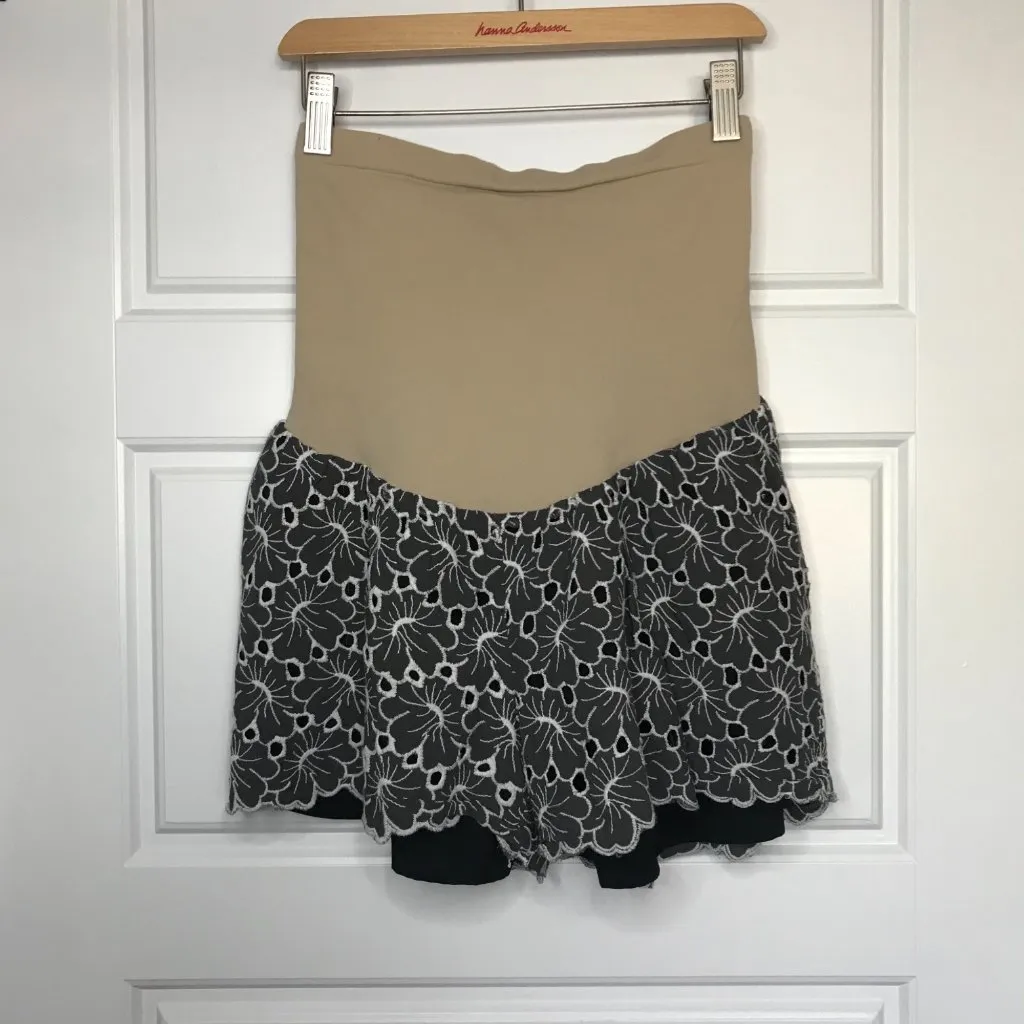 A Pea in the‎ Pod Maternity Shorts Women's Medium Black Floral Eyelet Over Belly - Image 3
