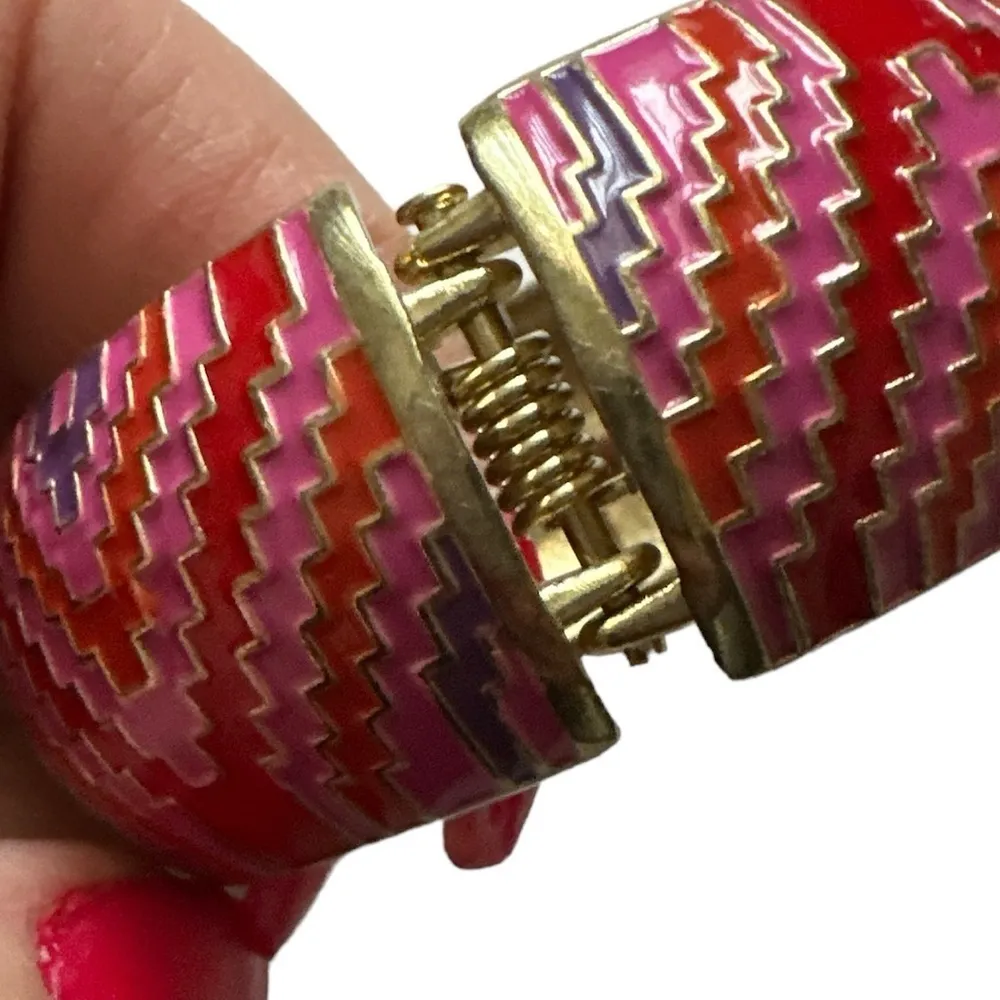 VINTAGE PINK RED MULTI ENAMEL ZIG ZAG PATTERN HINGE GOLDTONE CLAM CUFF B… - Image 4