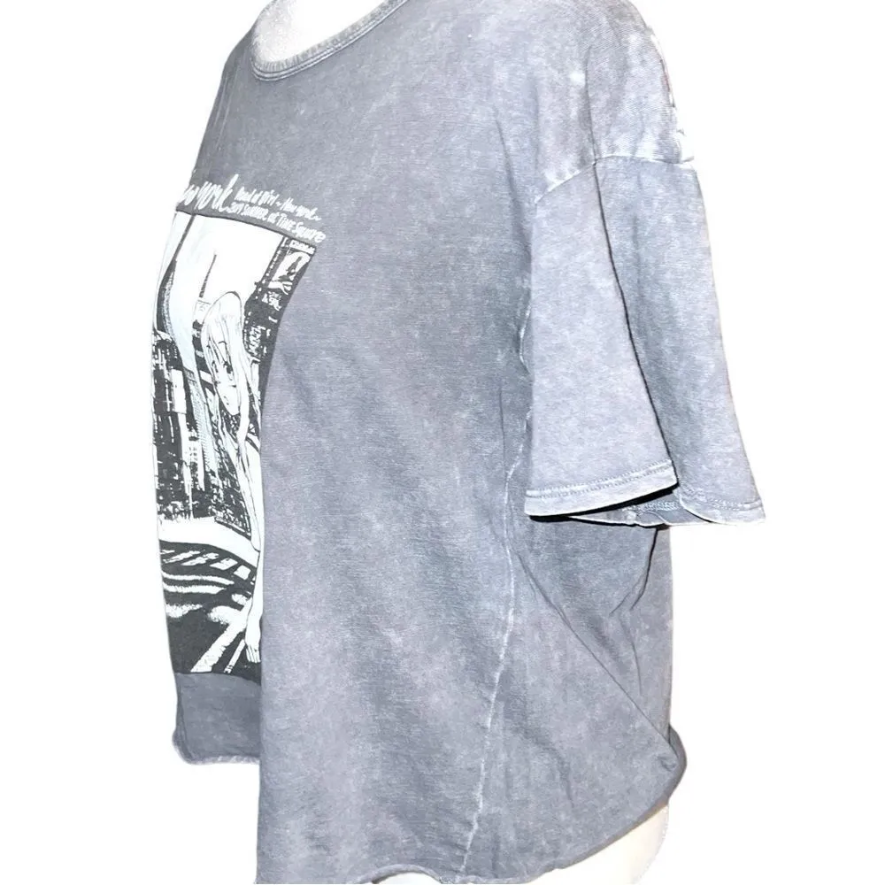 Gray cropped tee with graphic design! Size undefined - Image 3
