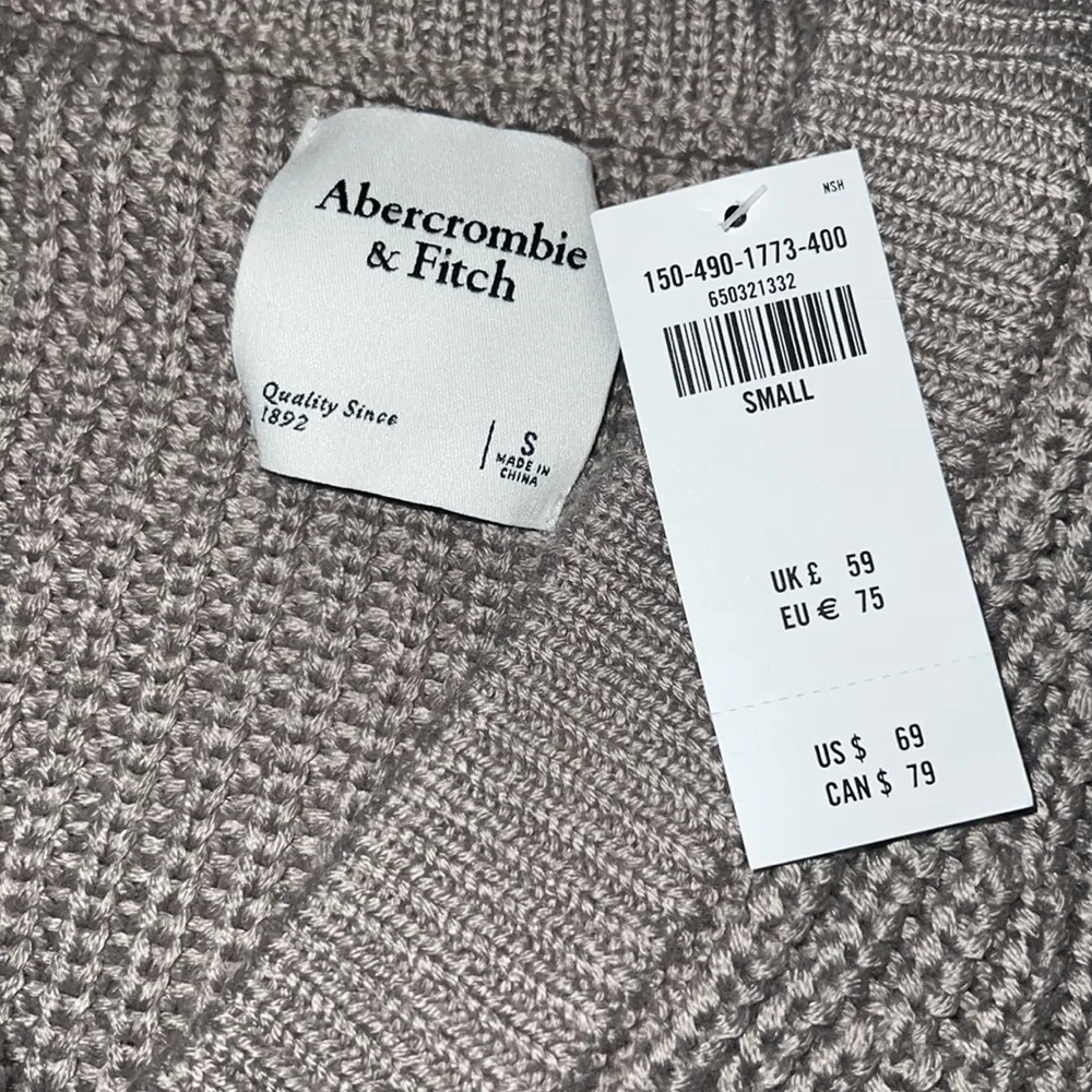 ABERCROMBIE
SLOUCHY V-Neck Sweater - Image 3