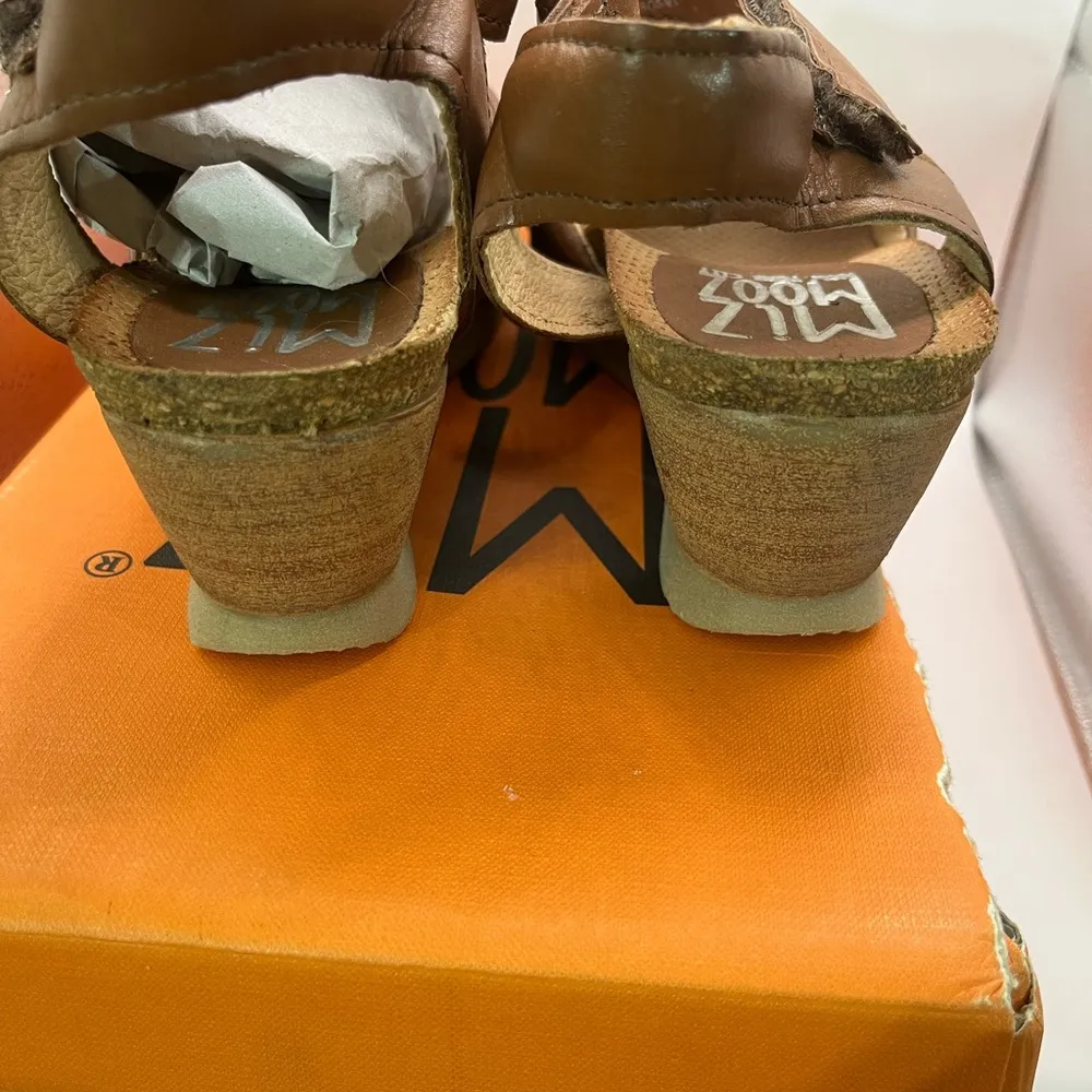 MIZ MOOZ NEW YORK CITY BRANDY WEDGE SANDAL 38 7.5
NEW IN THE BOX - Image 4