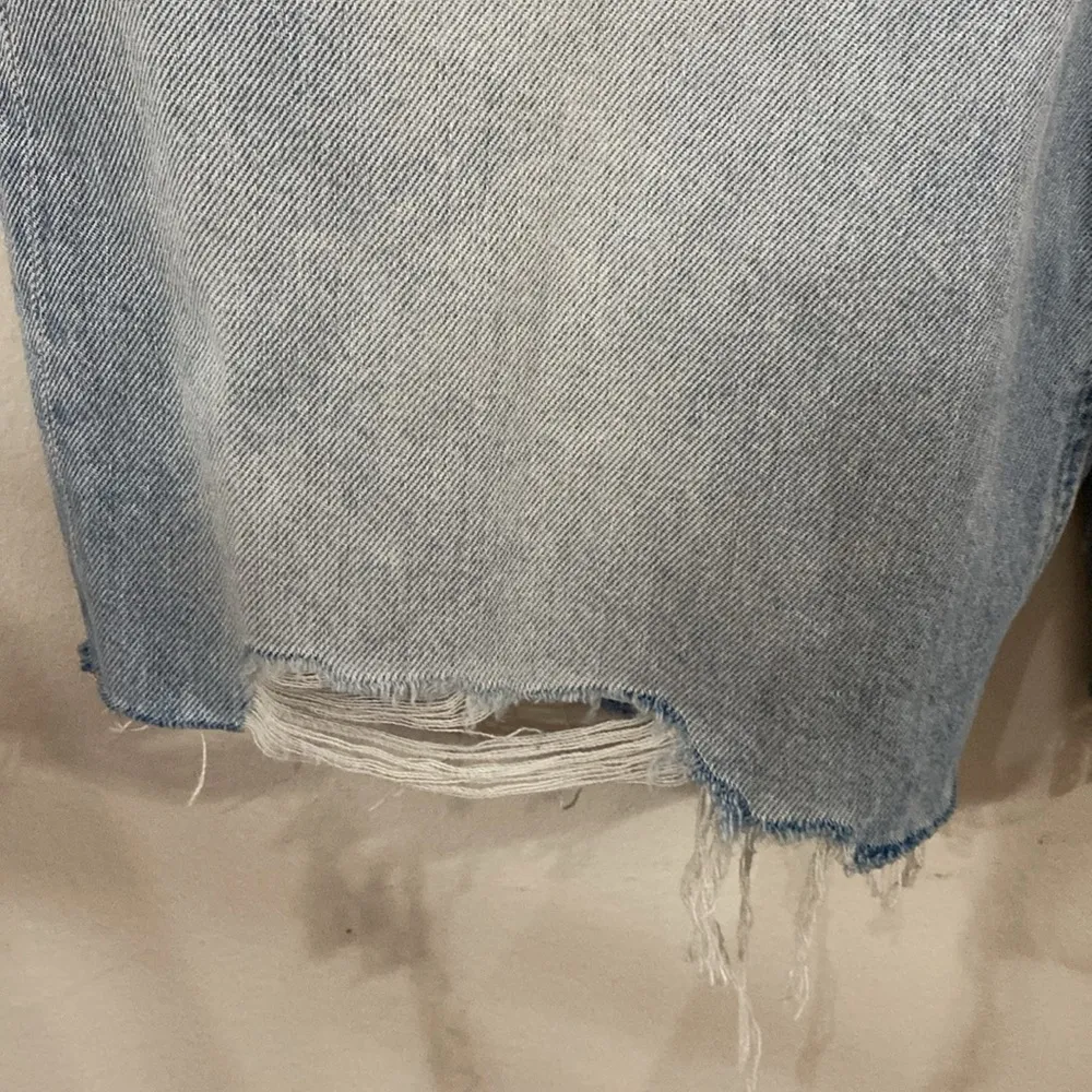 Express Super High Waisted 90s Bermuda Raw Hem Jean Shorts size 6 - Image 8