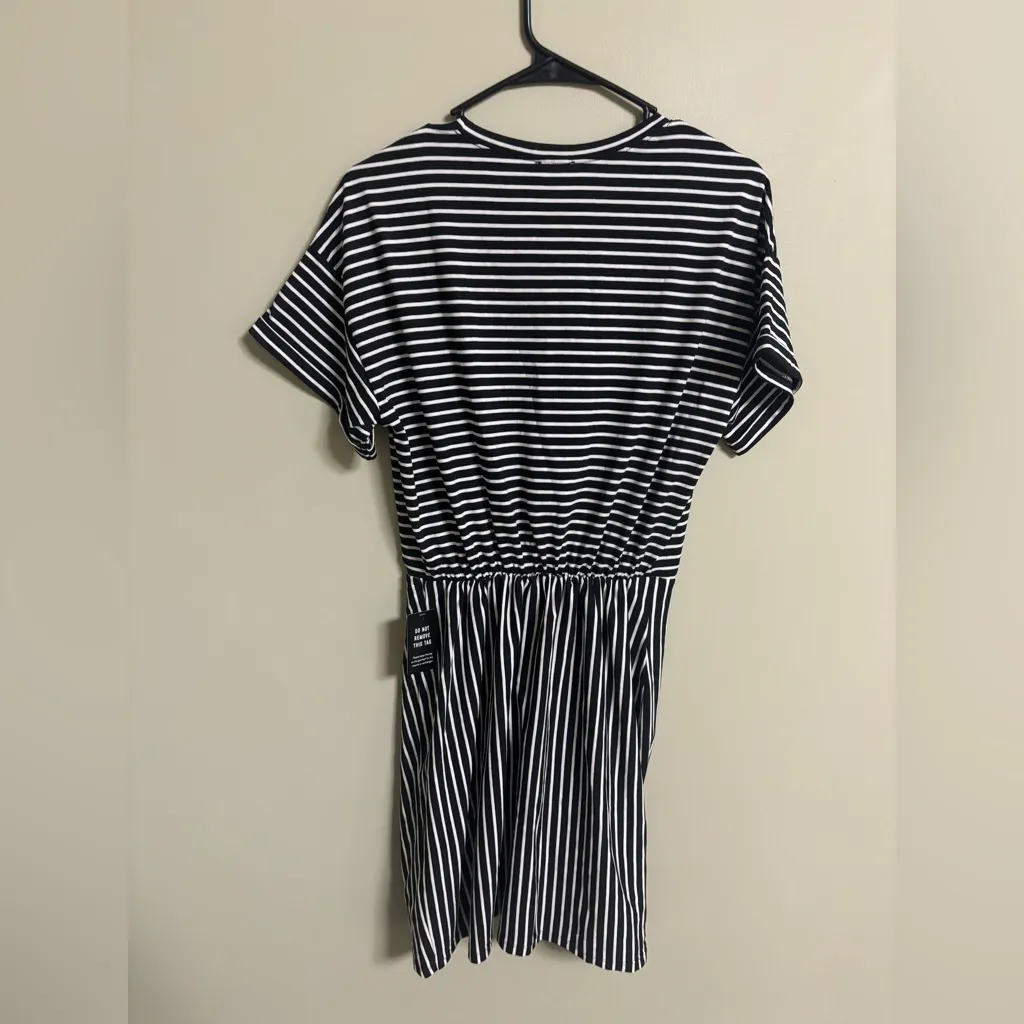 Express Black White Stripes Draped T-shirt Dress Size Medium New Short Sleeves - Image 3