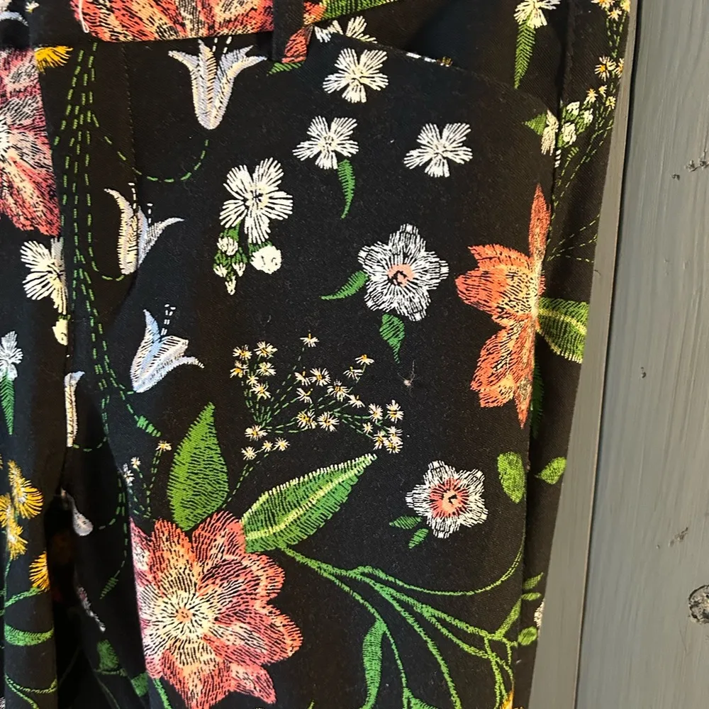 Old Navy Pixie Mid Rise Floral Black Cropped Ankle Pant Size 4 - Image 3