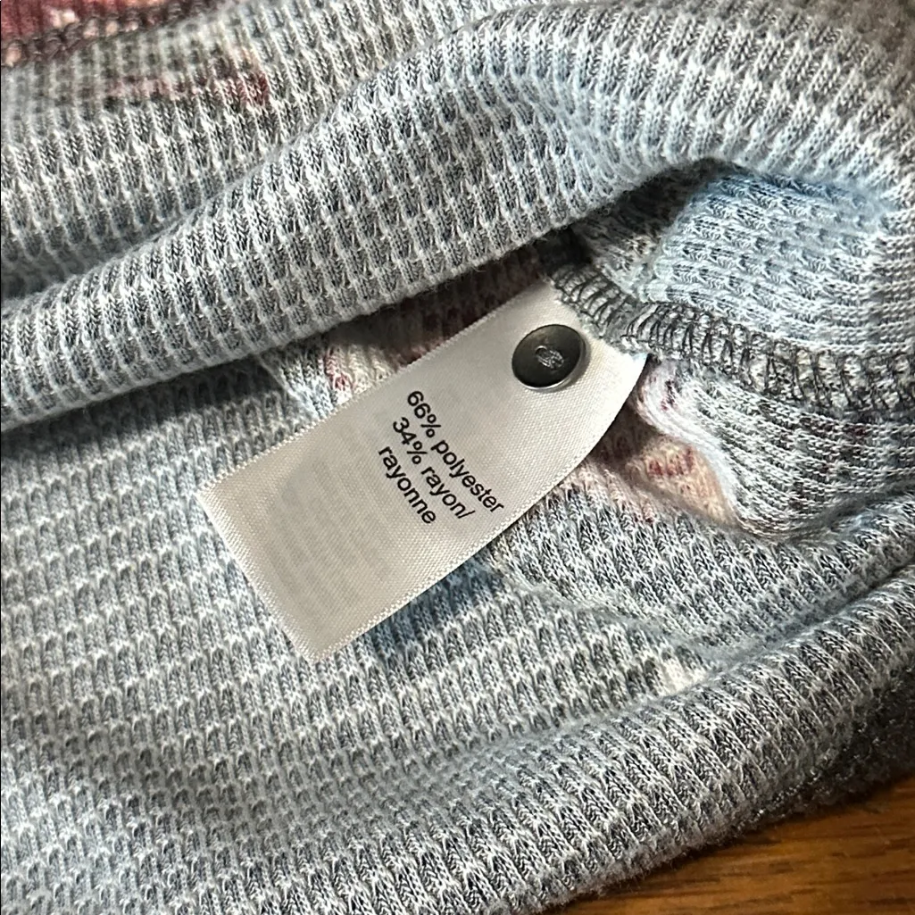 Maurices 24/7 Gray and Pink Floral Waffle Knit Top, Large - Image 3