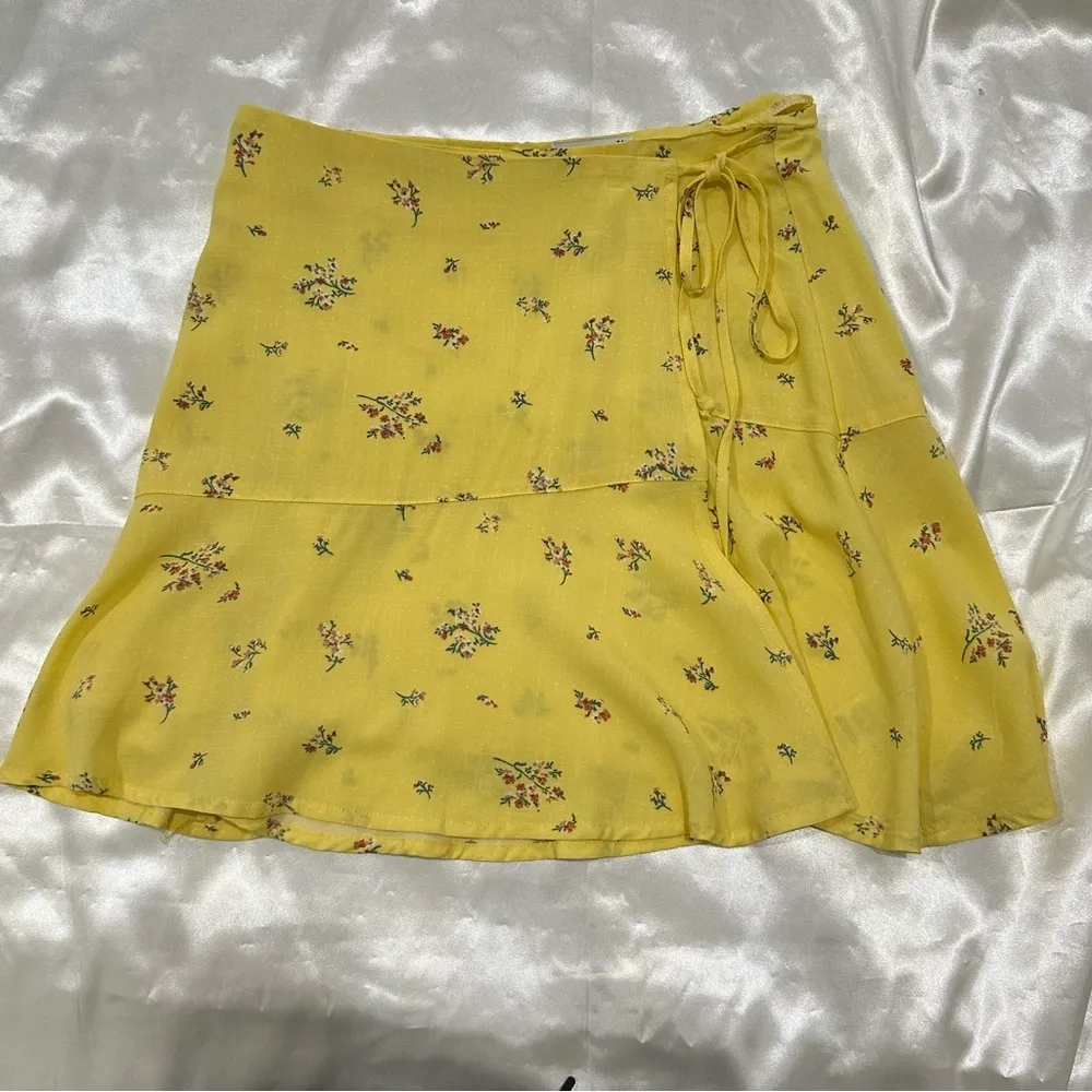 Ten Sixty Sherman Mini Skirt Floral Print Wrap Butter Yellow Size Medium Spring - Image 5