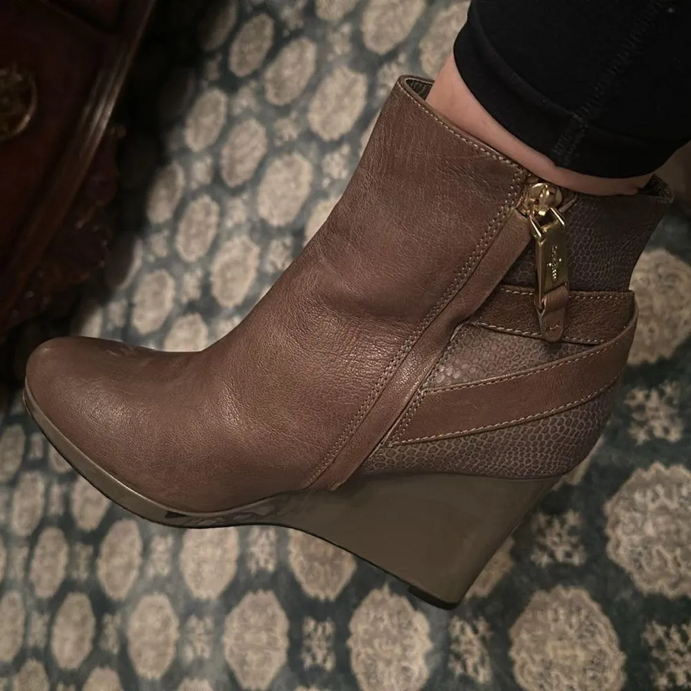 Cole Hasn wedge boot size 9 - Image 7