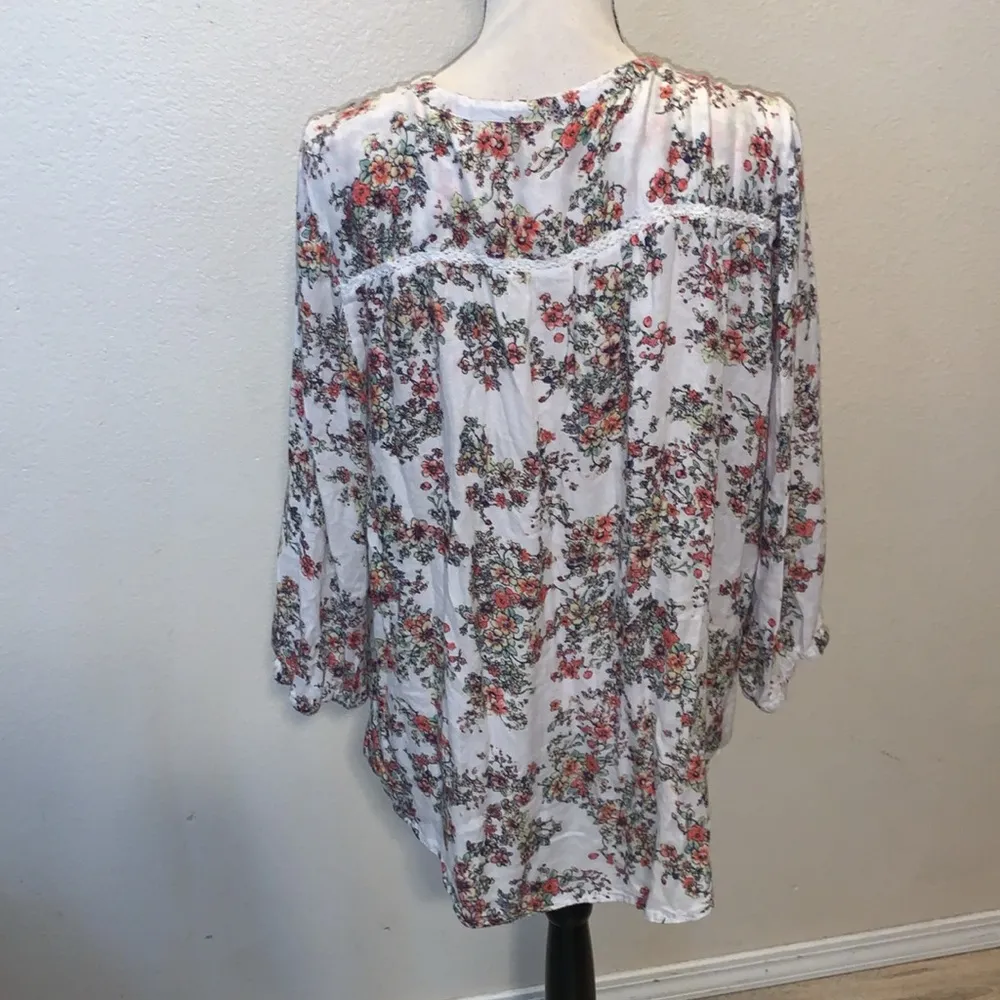 Caffe’ Marrahish White Floral V - Image 6