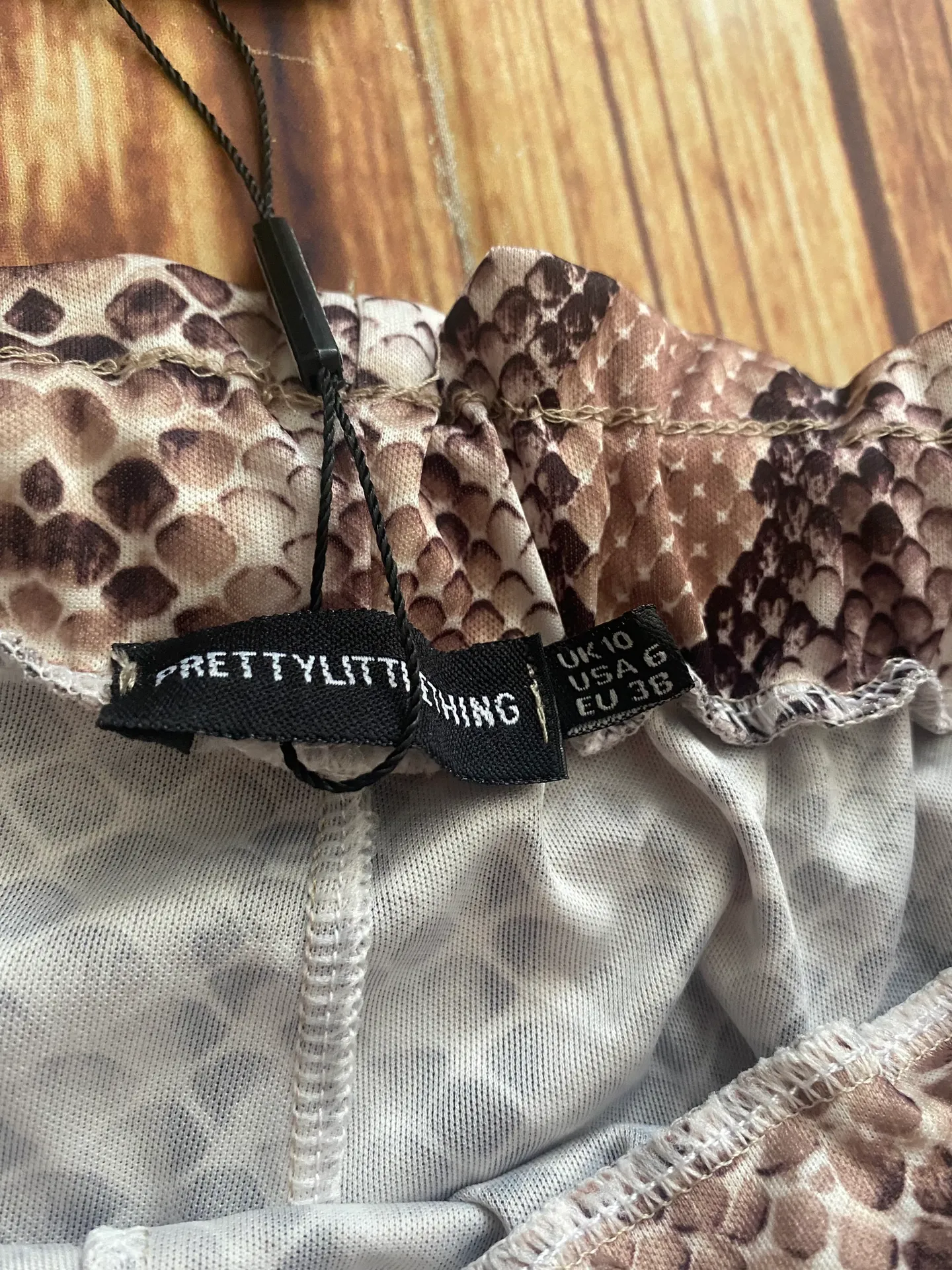 Pretty Little Thing  Snakeskin Print Ruched Tie Waist Shorts Sz 6 - Image 10