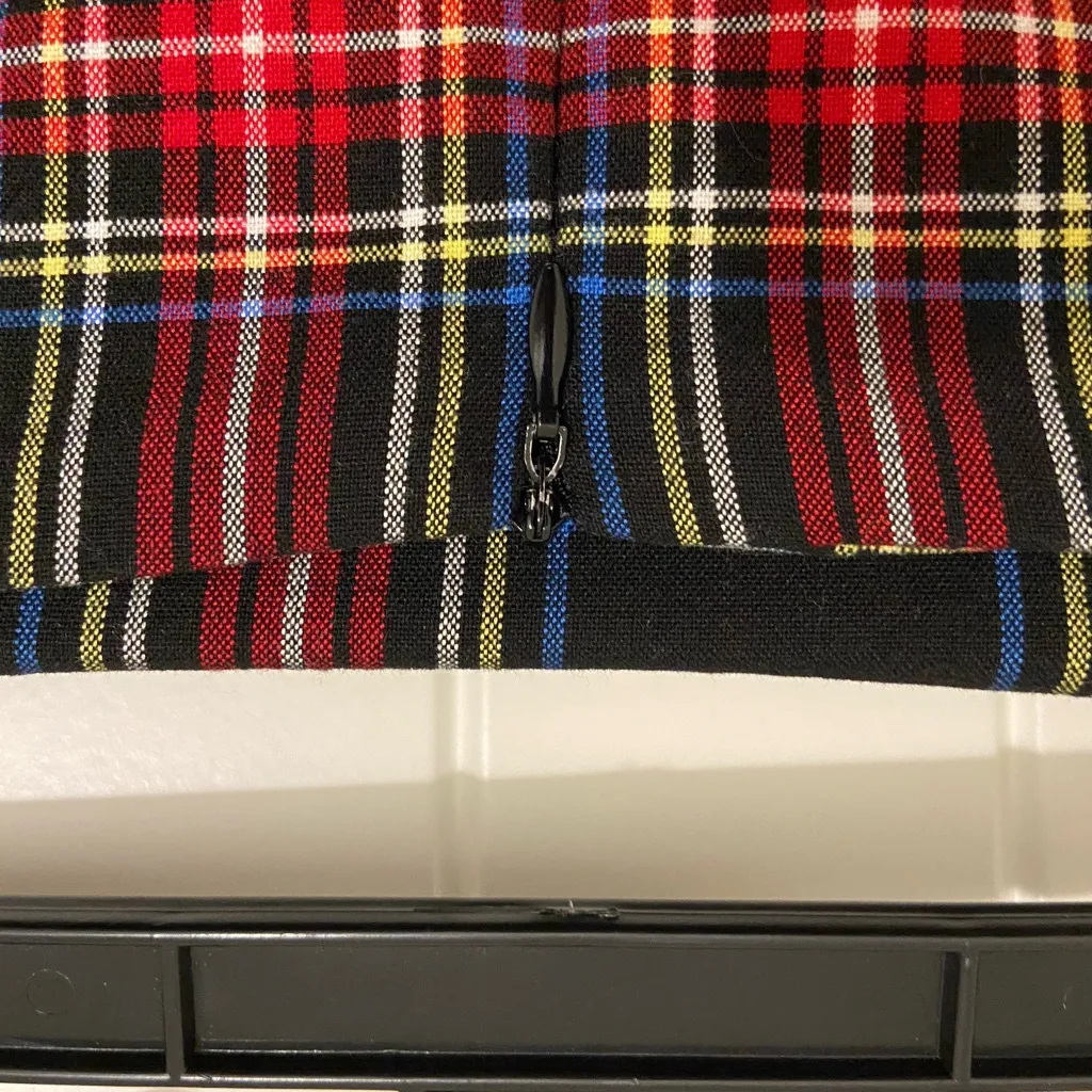 NWOT John Galt women’s black red plaid cara miniskirt zip small slit 23”‎ waist Size XXS - Image 4