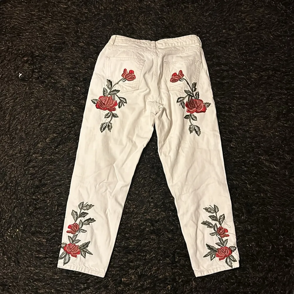 Top Shop Ross Embroidered High waist Mom jeans Size 28 - Image 2