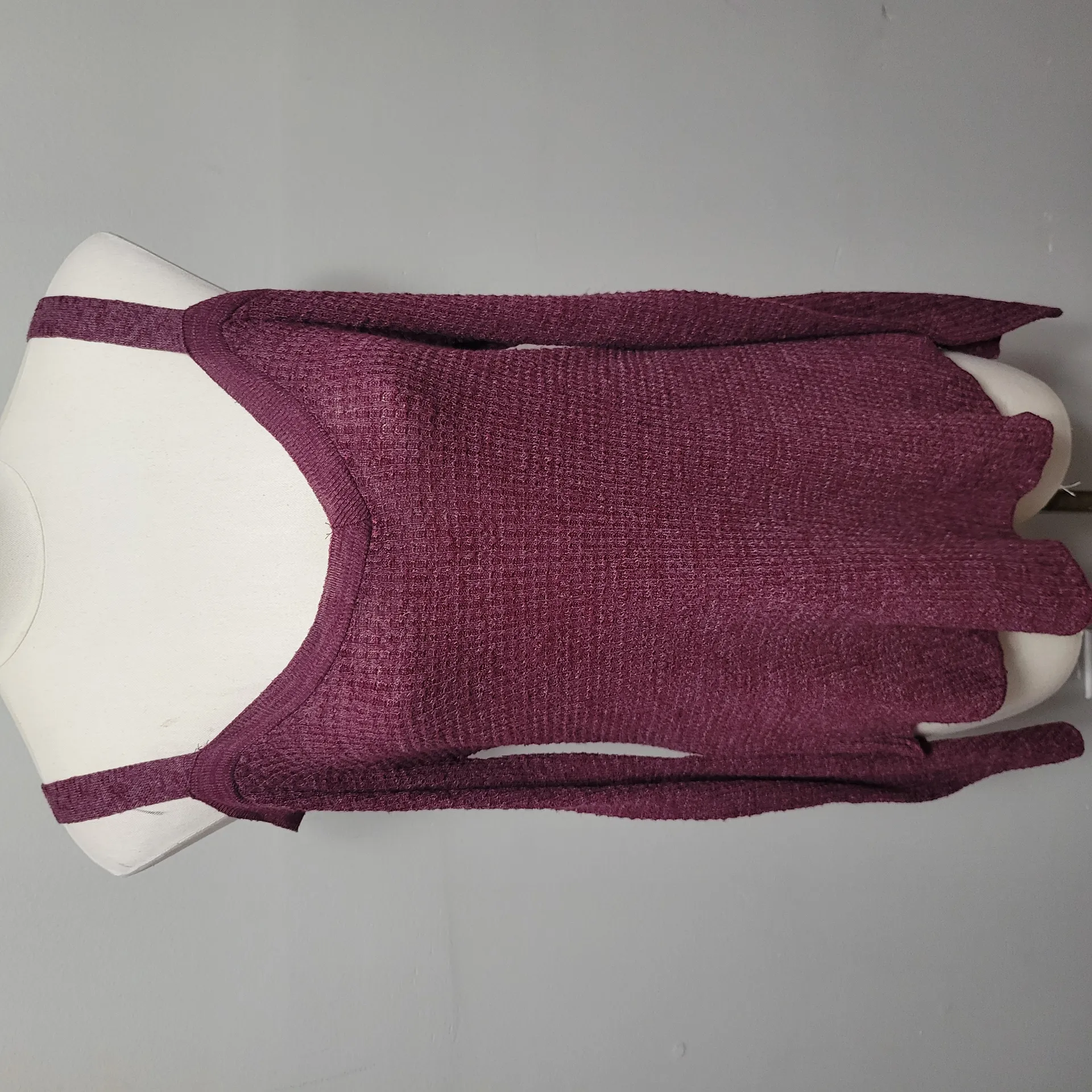 Daytrip  cranberry waffle knit cold shoulder sweater size small - Image 2