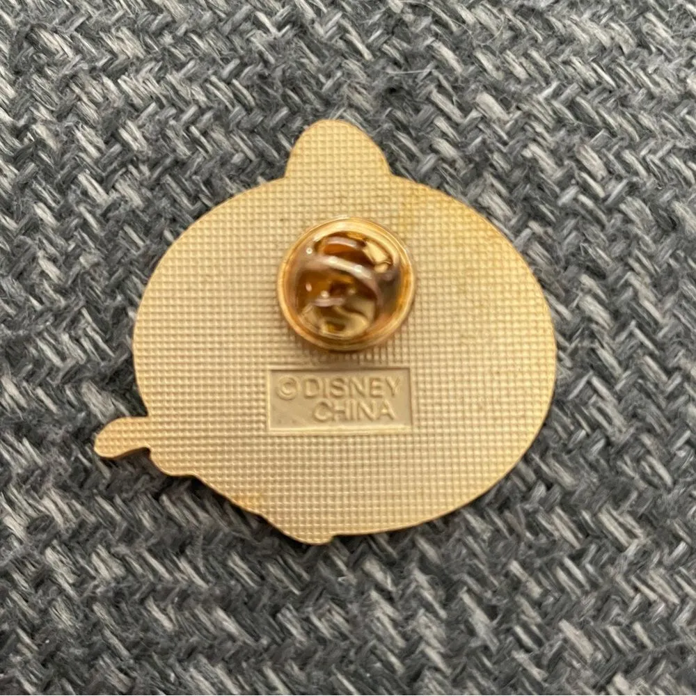 Walt Disney World Collectors Enamel Pin Mulan Sitting in Front of Blue Screen - Image 2