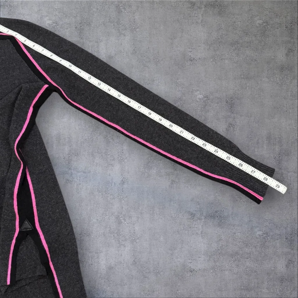 AUTUMN CASHMERE Sheepskin on 🔺hem. Cashmere Raglan Sweater Charcoal/Pink Size S - Image 8