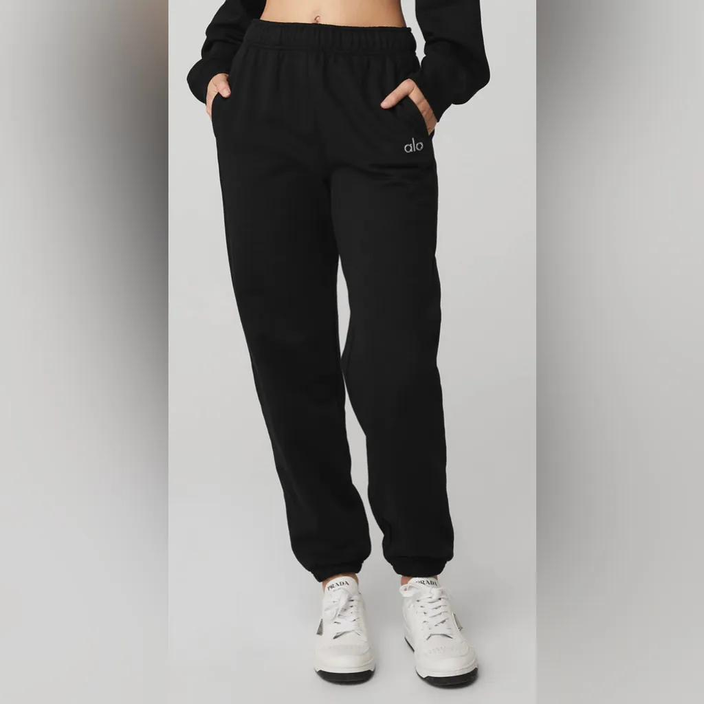 Alo Yoga NWOT Accolade Sweatpants Cool Chrome Logo Black, Pockets Size M - Image 5