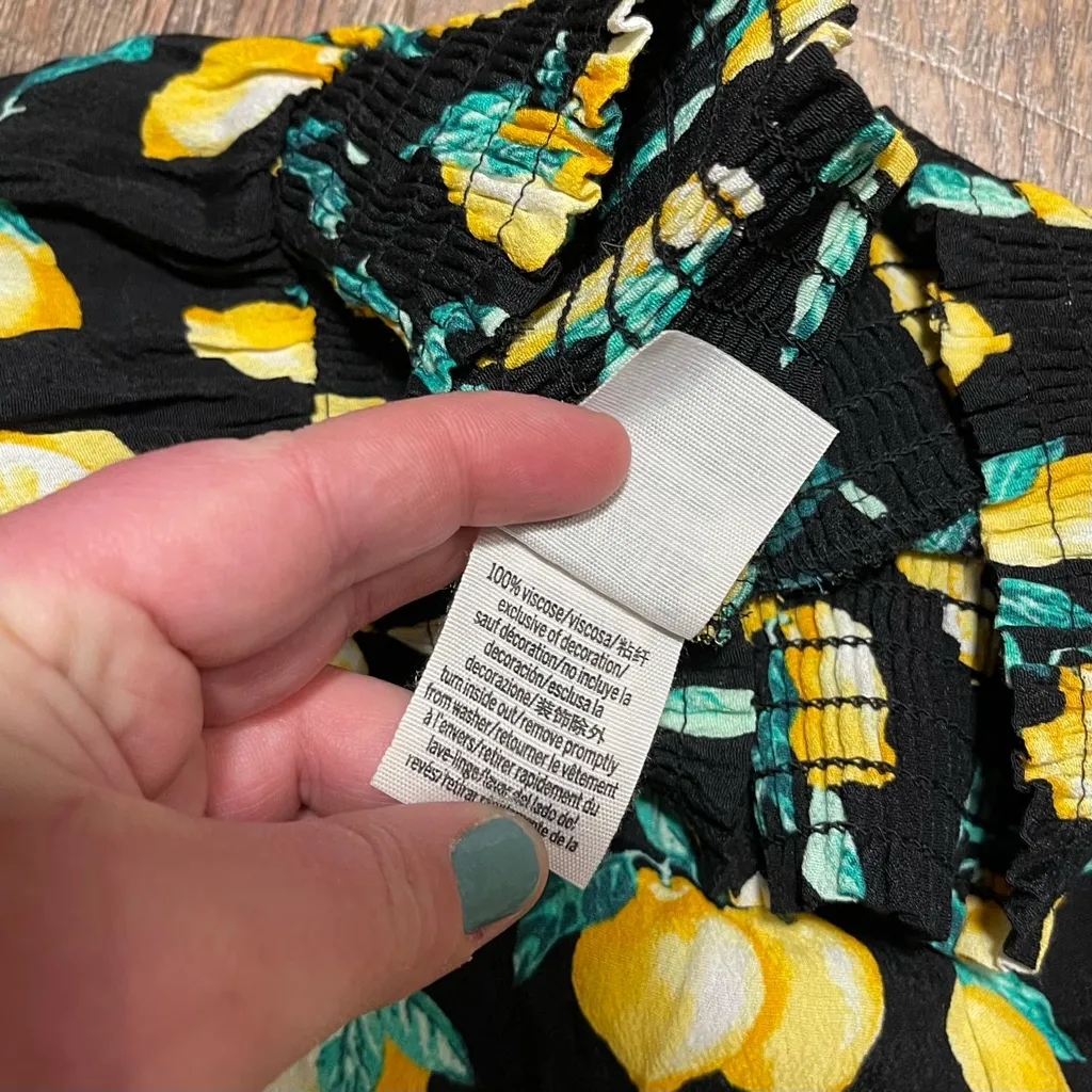 Pink Victoria's Secret Woman's Lemon Printed Flowy Shorts Size Small - Image 4