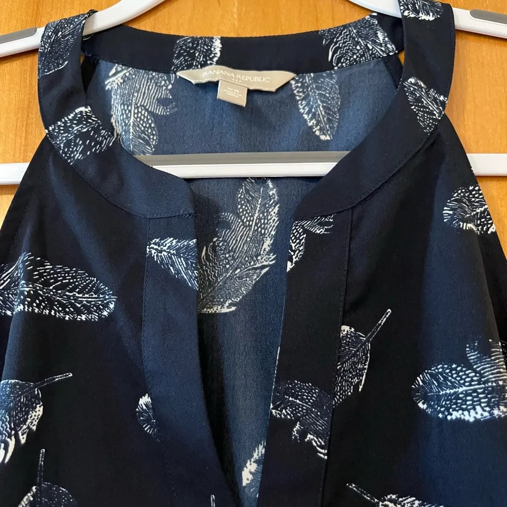 Banana Republic Navy Blue Feather Print V-Neck Polyester Top Shirt Size XS - Image 6
