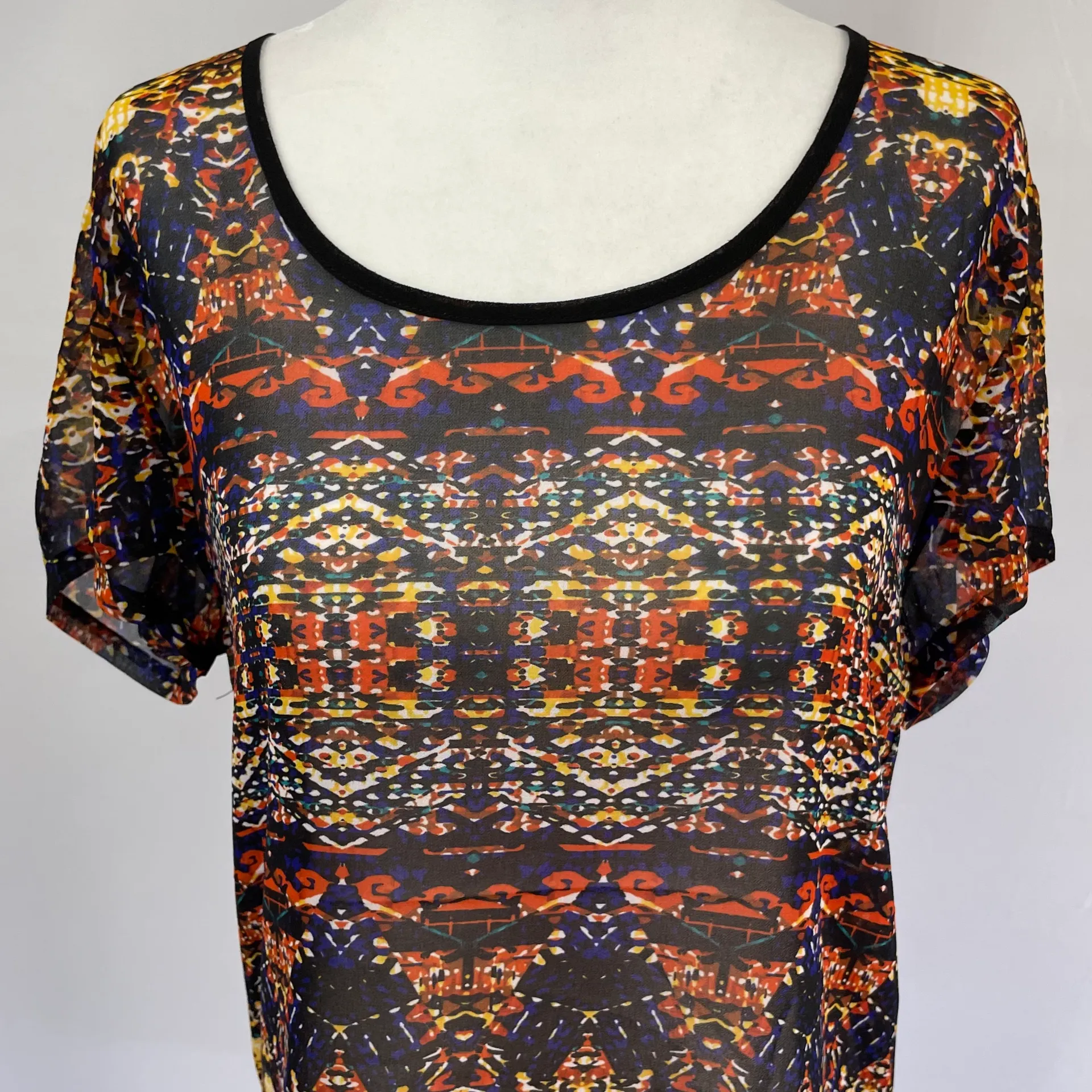New  Sheer Chiffon Short Sleeve Top High Low Hem Multi Totem Print - Image 3
