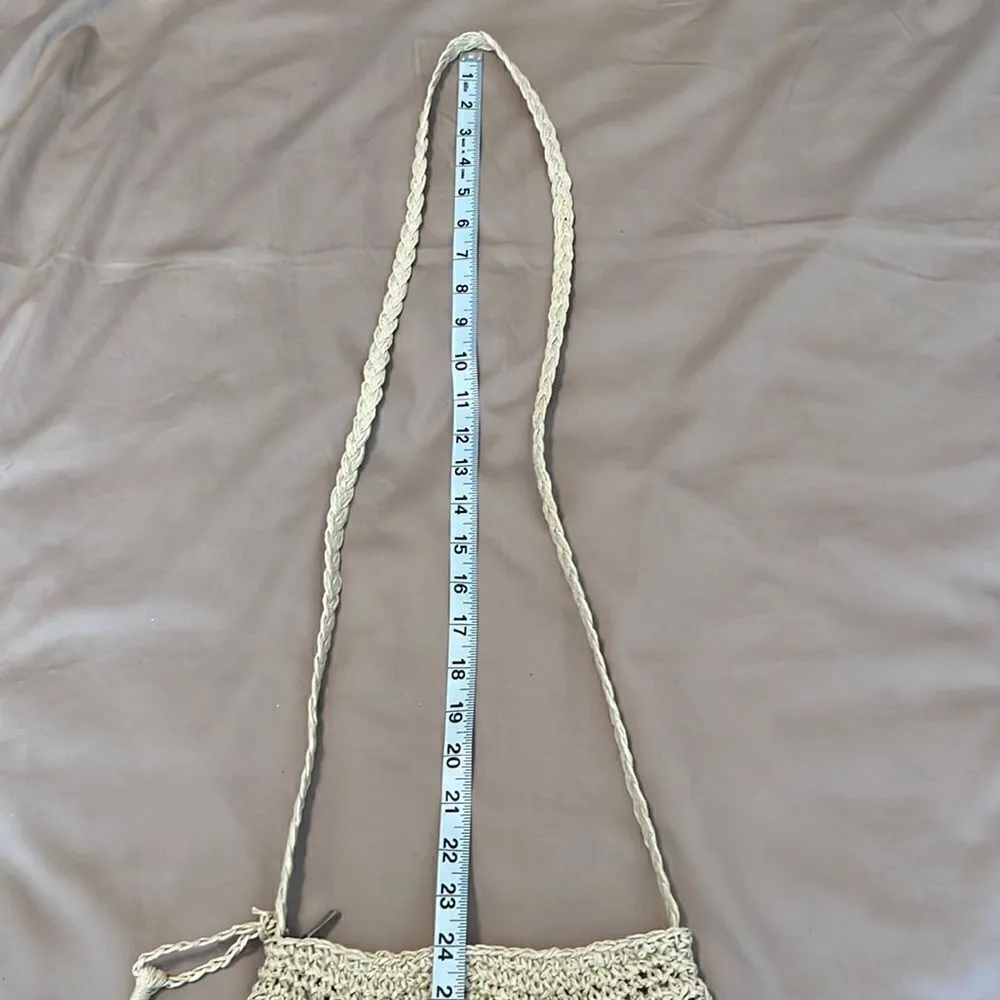 Cute tan straw crossbody bag very roomy for its size Gives me beachy vibes EUC - Image 5