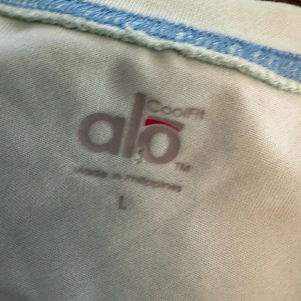 ALO Yoga white and Light Blue Top cool fit size large - Image 2