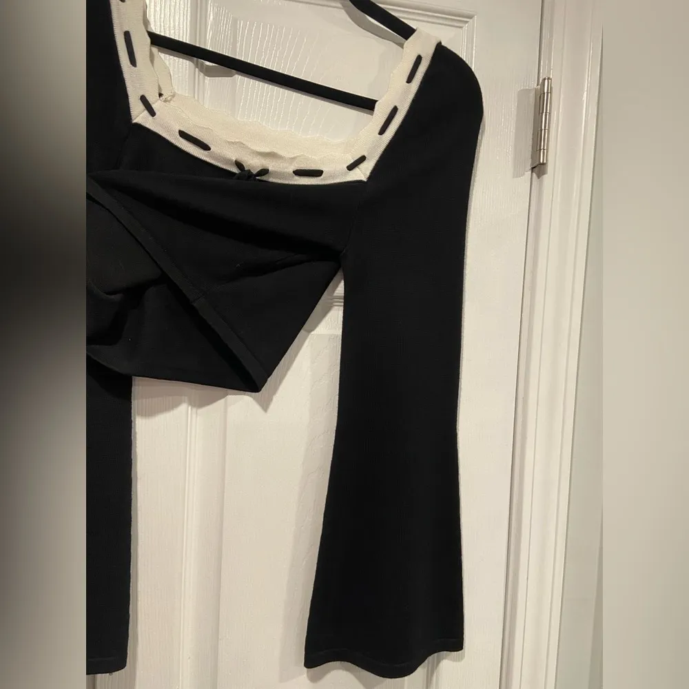 NWOT Dee Elly Size M Black Cream Bell Sleeve Knit Crop Top Bow Scalloped Trim - Image 8