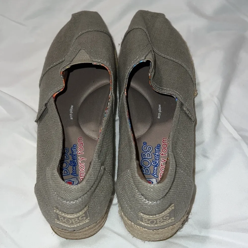 BOBS from Skechers memory foam size US 8 ladies arch pillow slip ons shiny gray - Image 3