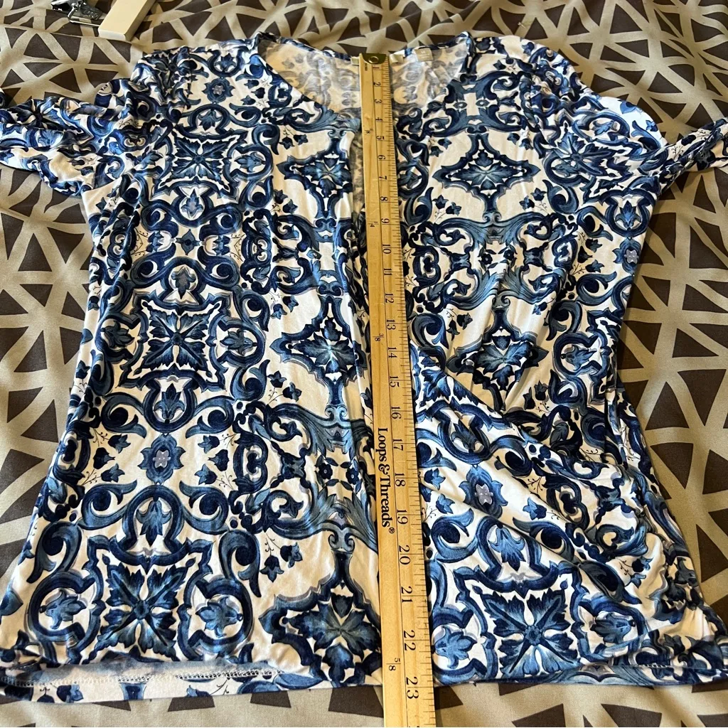 Sunny Leigh Blue White Floral Paisley Crossover Faux‎ Wrap Blouse Keyhole Size M - Image 9