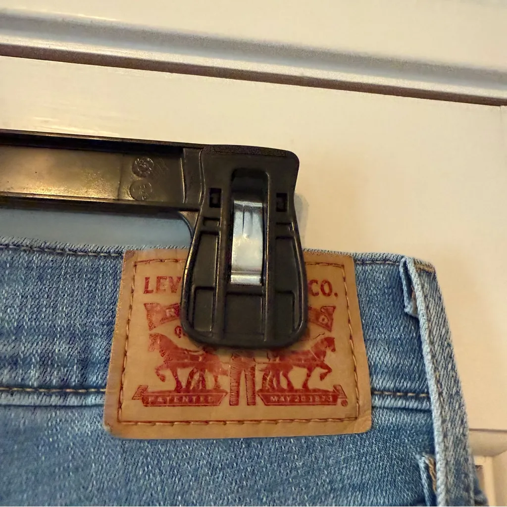 Levi’s Lightwash Bow Hem Jeans Size 6 or 28” - Image 9